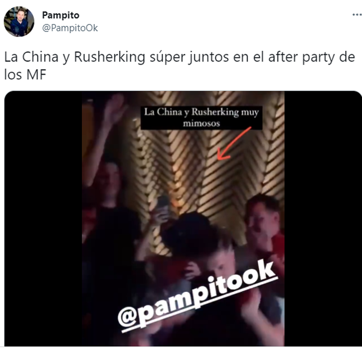 El video de la China y Rusherking a los besos en el after party.