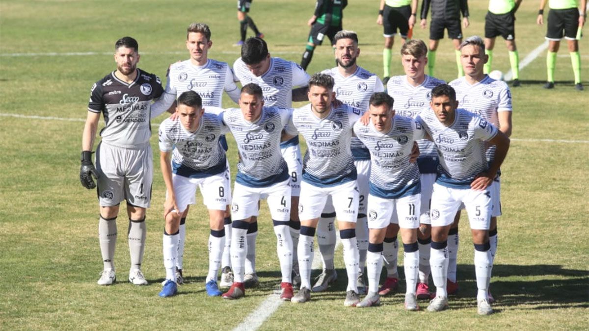 Independiente Rivadavia sacó un empate de la galera