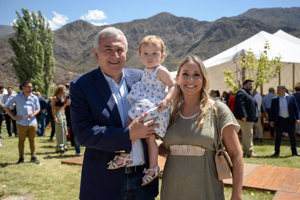 Gerardo Morales, gobernador de Jujuy, llegó acompañado por su esposa Tulia Snopek y su pequeña hija.