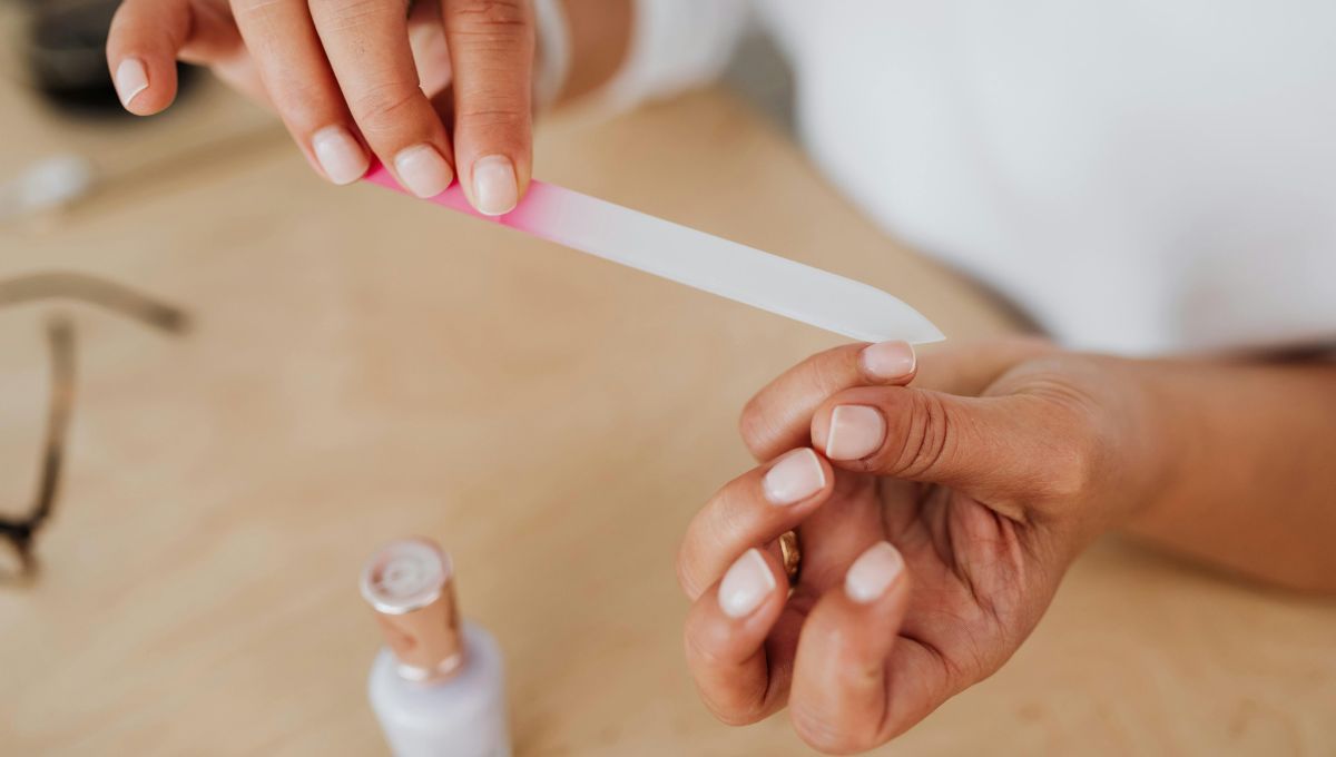 Las uñas siempre deben limarse en la misma dirección. Las uñas siempre deben limarse en la misma dirección. 