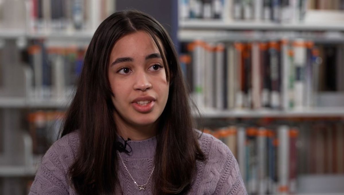 Se graduó con honores, pero sin educación: presentó una demanda por no saber ni leer ni escribir
