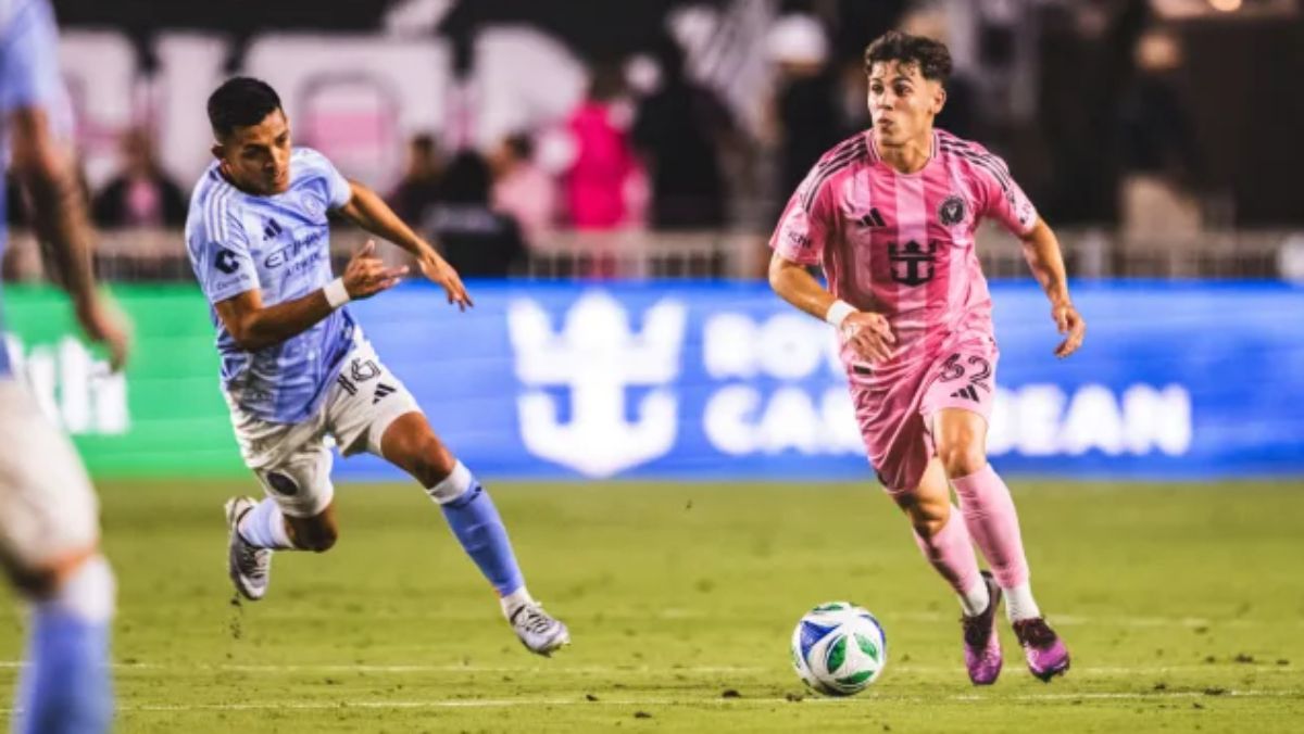 El Inter Miami de Javier Mascherano, sin Lionel Messi, goleó al Houston Dynamo. Aquí Noah Allen inicia un ataque ante dos marcas.