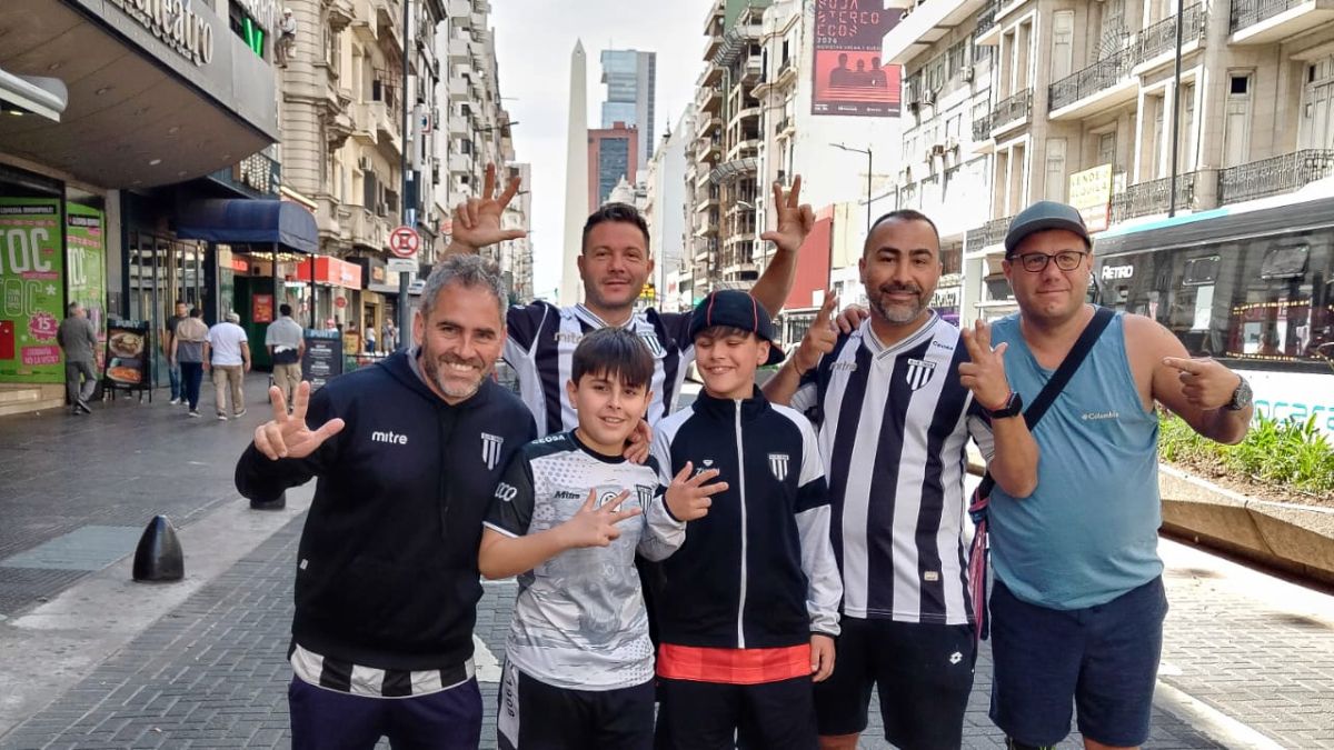 Los hinchas de Gimnasia y Esgrima ya viven la previa de la final con Deportivo Madryn en la calles porteñas