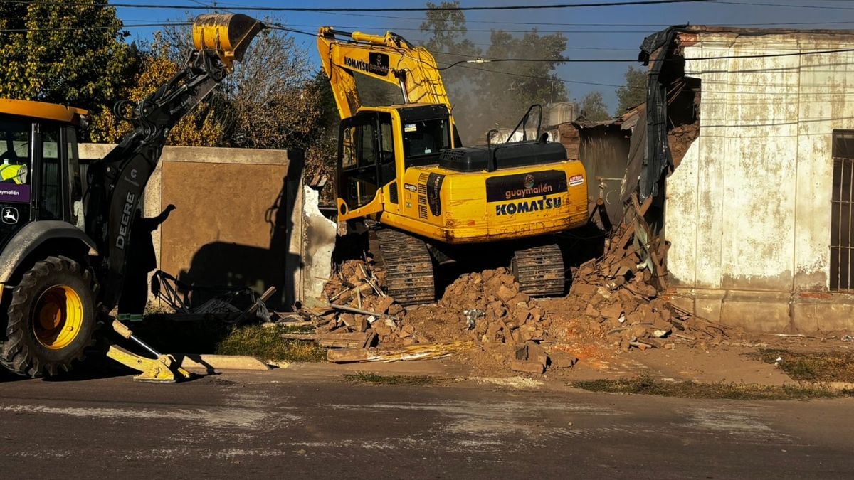 Con retroexcavadoras demolieron la casa en Rodeo de la Cruz.&nbsp;
