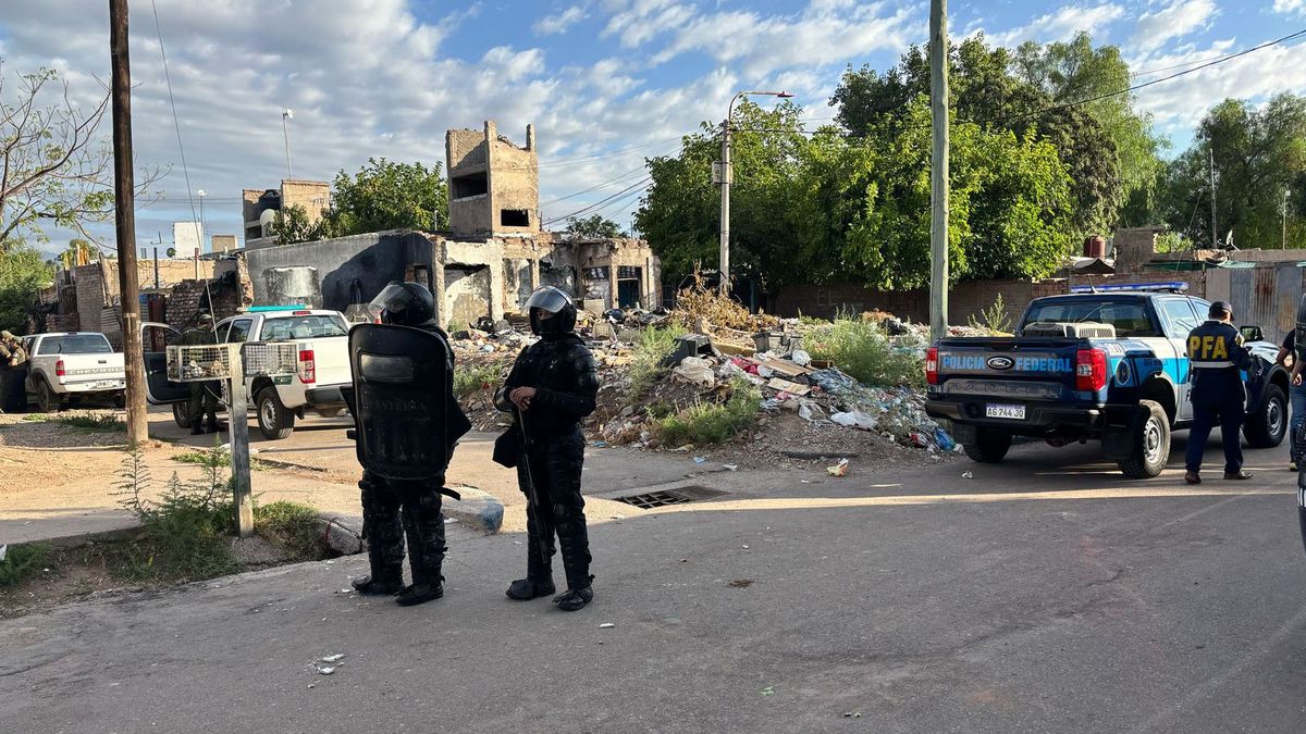 Varios allanamientos se realizaron este jueves en el interior del Campo Pappa, Godoy Cruz, por narcotráfico. Varios allanamientos se realizaron este jueves en el interior del Campo Pappa, Godoy Cruz, por narcotráfico.