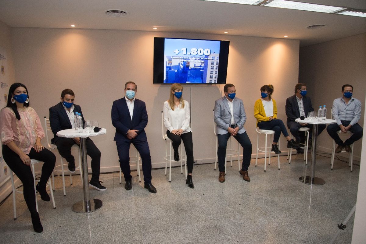 Anabel Fernández Sagasti y los intendentes, la base de la unidad provincial del peronismo. Foto: gentileza prensa Fernández Sagasti