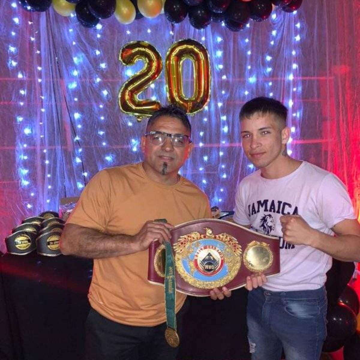 Pablo Chacón posando junto a uno de sus pupilos amateur y luciendo su faja de campeón mundial y la presea de bronce de los JJOO de Atlanta '96. Pablo Chacón posando junto a uno de sus pupilos amateur y luciendo su faja de campeón mundial y la presea de bronce de los JJOO de Atlanta '96.