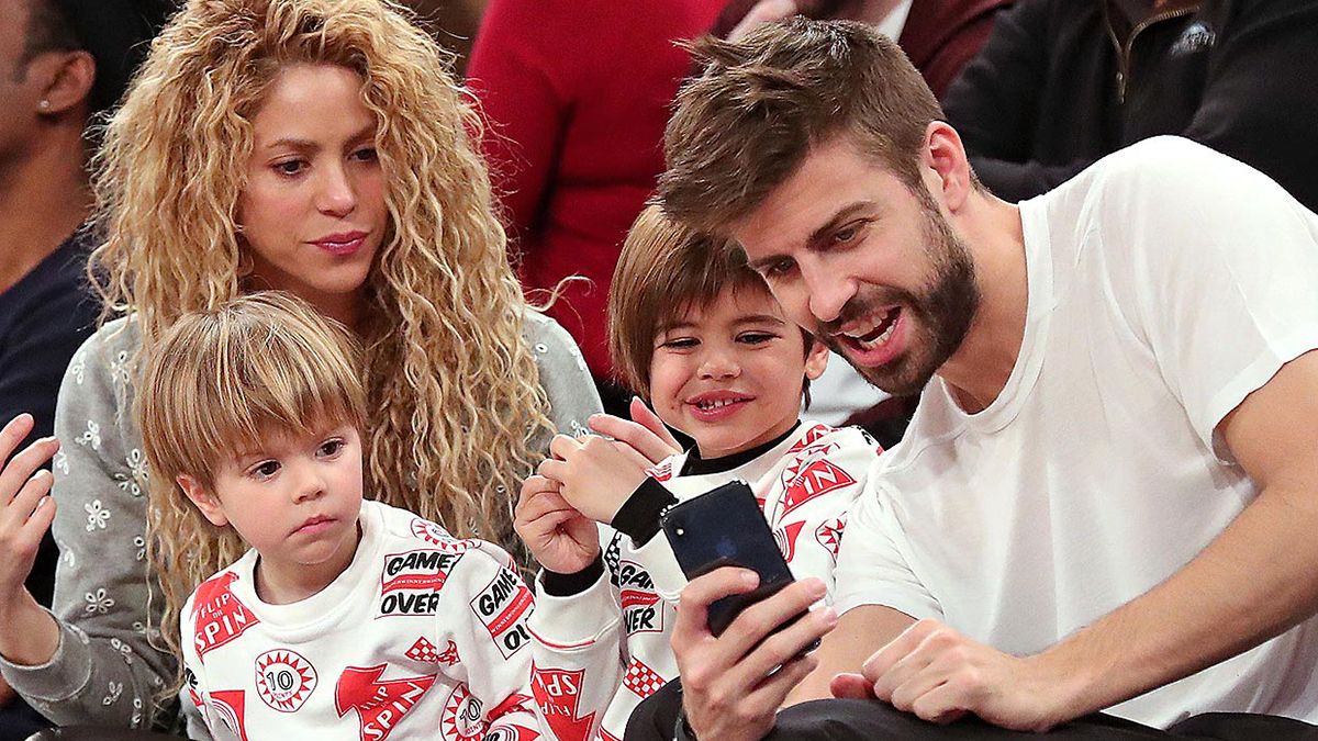 Shakira y Piqué junto a sus dos hijos, Sahsa y Milán.