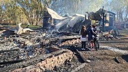Fernanda junto a sus 3 hijas en las ruinas de su casa.