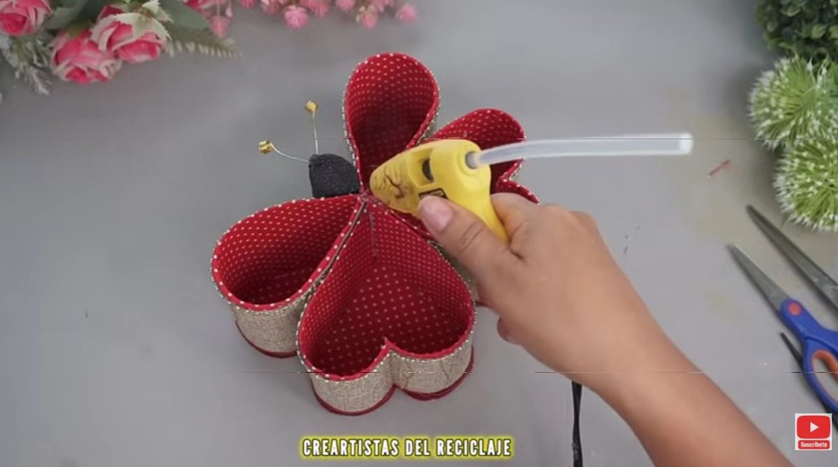 En pocos pasos conseguirás obtener una maravillosa mariposa organizadora. En pocos pasos conseguirás obtener una maravillosa mariposa organizadora.