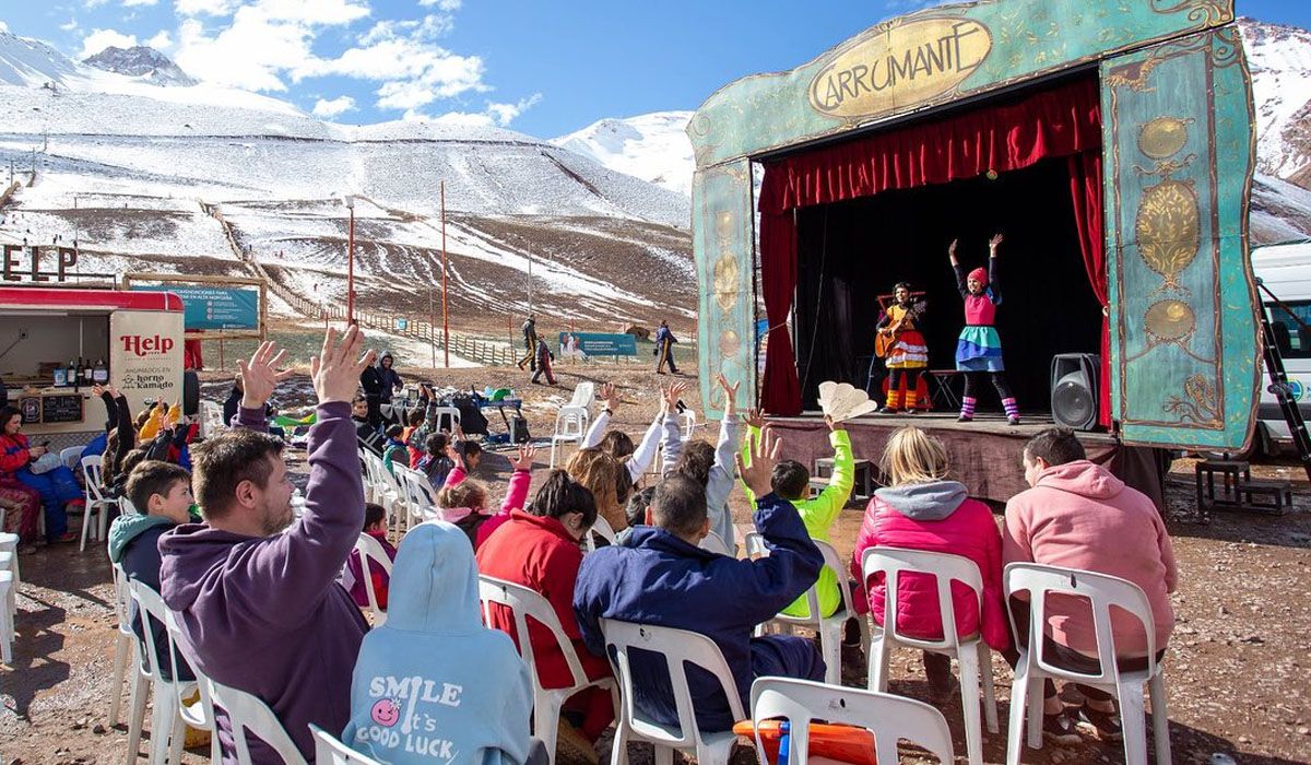 En Mendoza hubo obras de teatro al pie de la cordillera; una experiencia que refleja la evolución del turismo en la provincia.