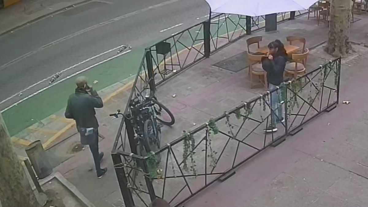 Los dos delincuentes que le robaron la bicicleta a Alejandro Constanzo.