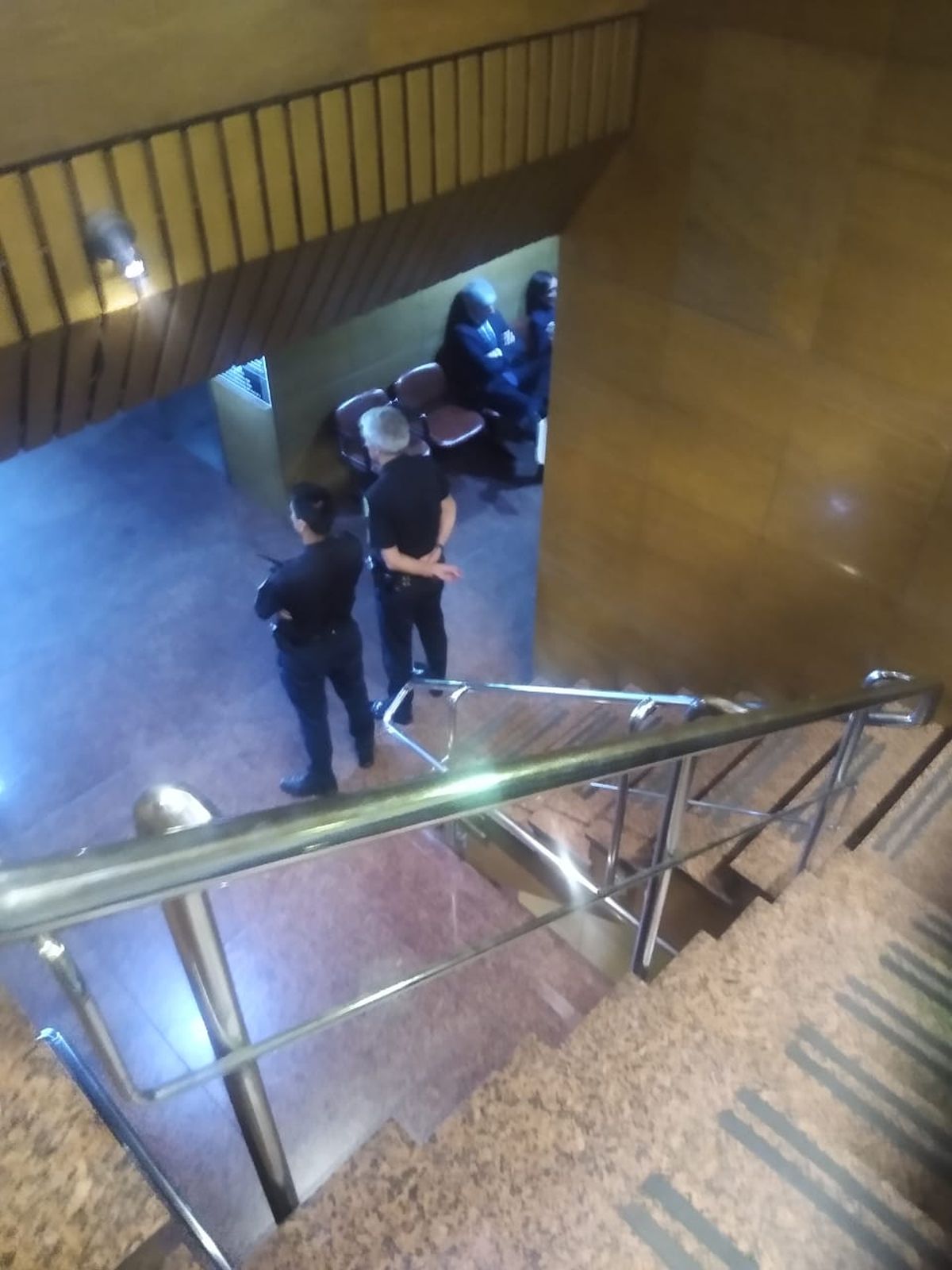 A la derecha de la imagen, sentado, el ex juez Walter Bento mientras esperaba el traslado a la Policía Federal. A la derecha de la imagen, sentado, el ex juez Walter Bento mientras esperaba el traslado a la Policía Federal.