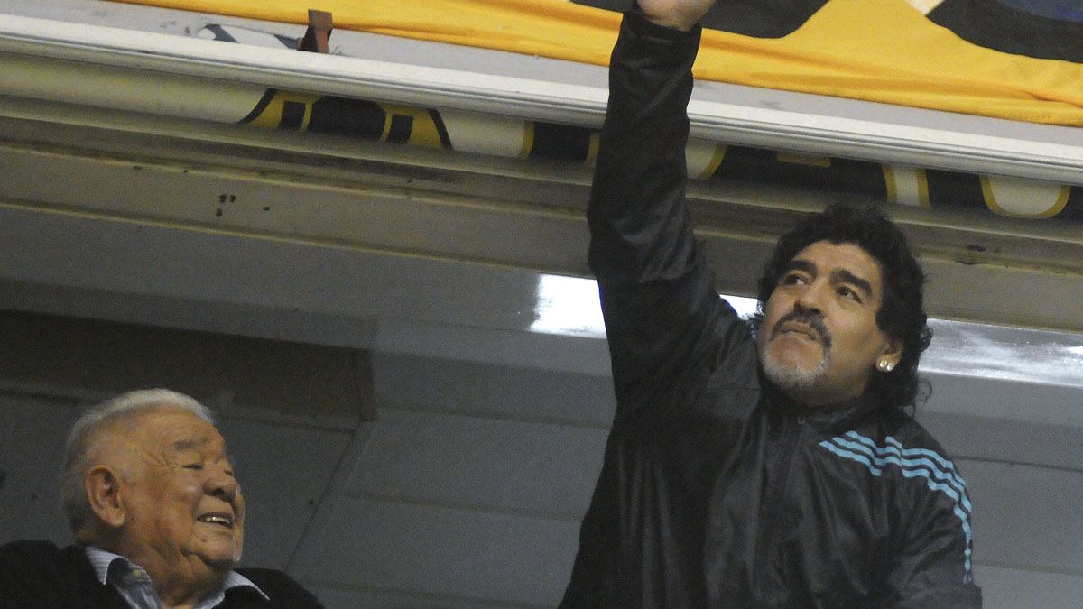 Con su padre, Don Diego, en su palco de La Bombonera.