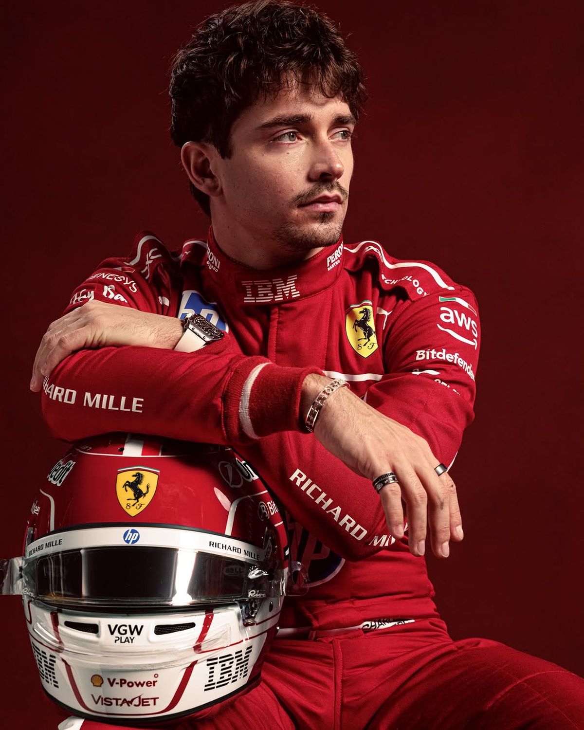 Leclerc posando con el traje de Ferrari 2025.