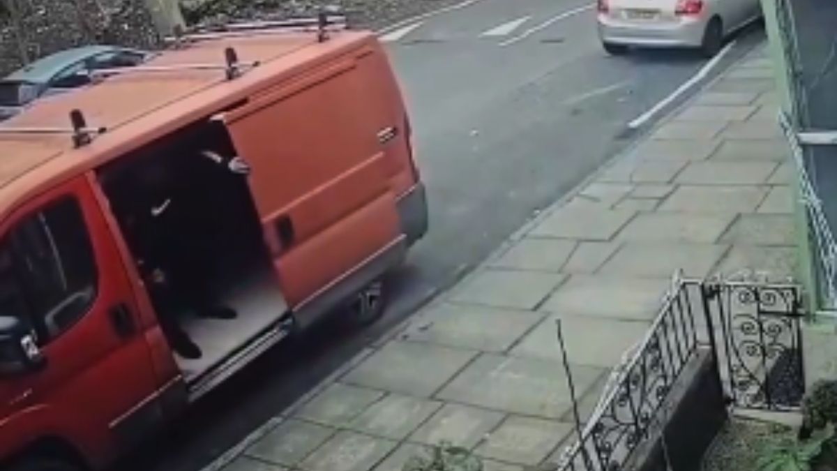 La camioneta roja donde se llevaron al hombre secuestrado. La camioneta roja donde se llevaron al hombre secuestrado.