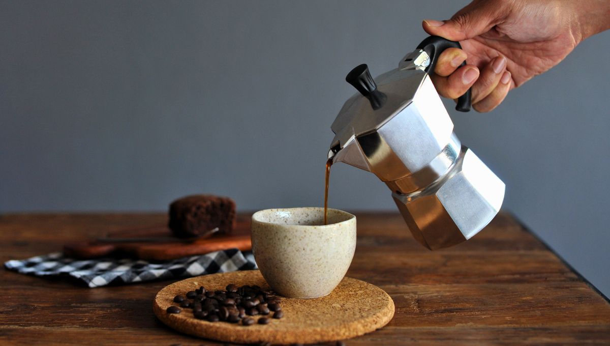 El truco con la cafetera italiana que mejorará el sabor de tu café notablemente