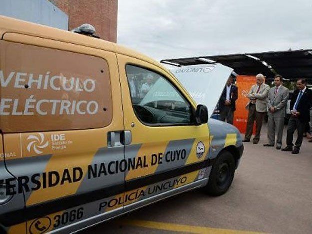 Estudiantes de la UNCuyo crearon un auto eléctrico que ahora patrulla el Campus