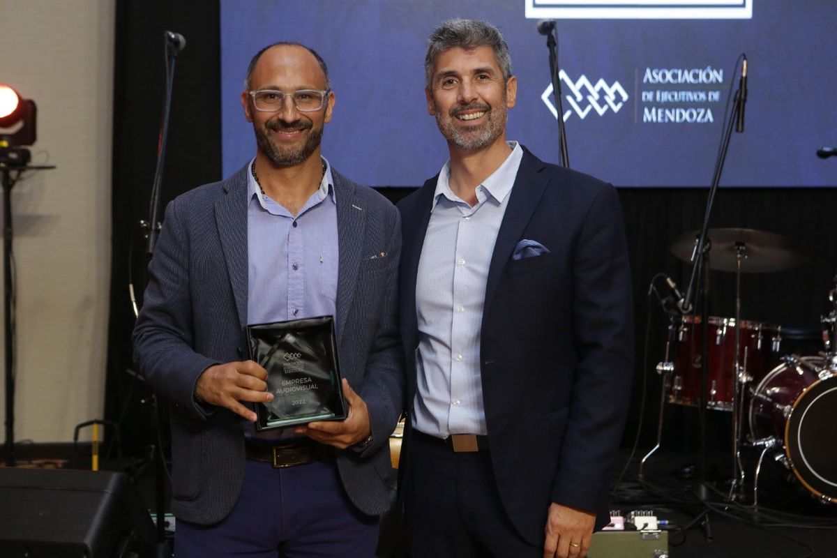 Esteban Ruiz, de Retina recibe el premio de manos de Marcelo Jorquera (Grupo Provincia), integrante de AEM