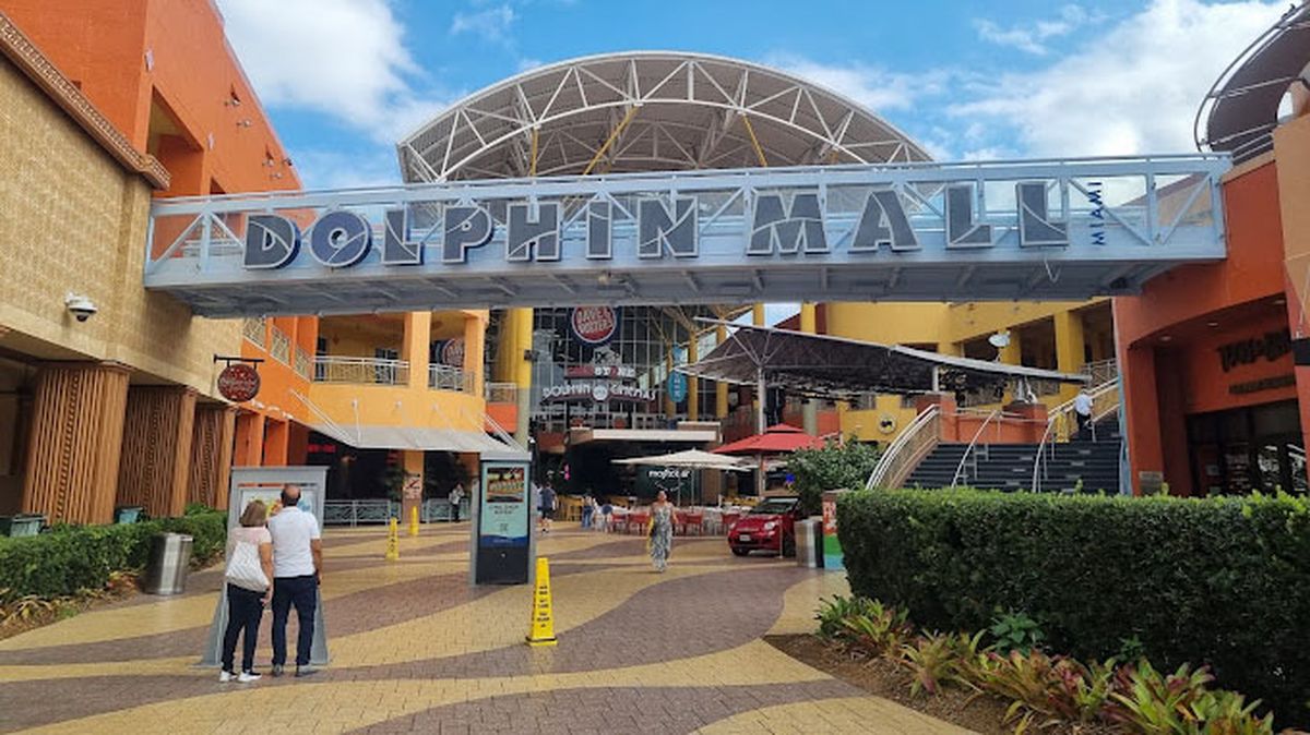 Los mendocinos fueron vistos por las cámaras de seguridad del reconocido mall de Florida en el momento de cometer los robos.