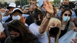 La marcha por Maradona se volvió concentración y Claudia y las hijas se fueron