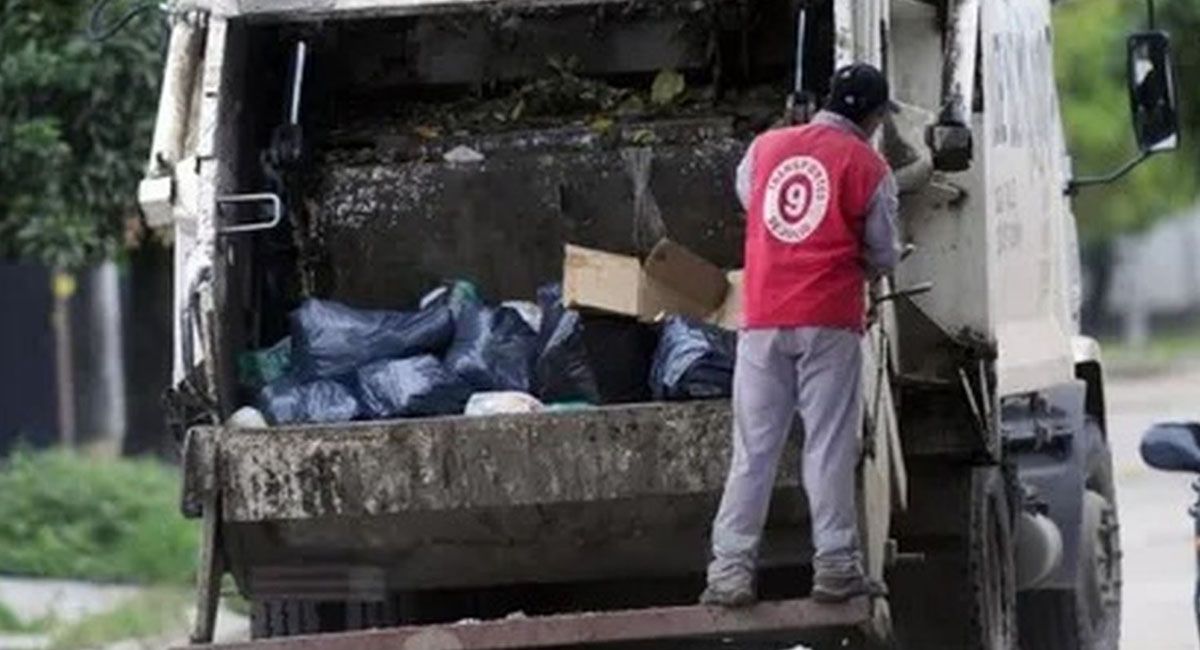 Un recolector de basura murió aplastado al caer del camión
