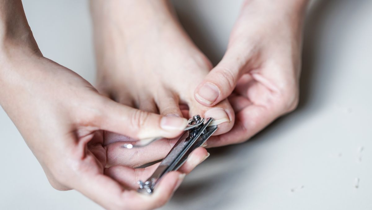 Cortarse las uñas. Cortarse las uñas.