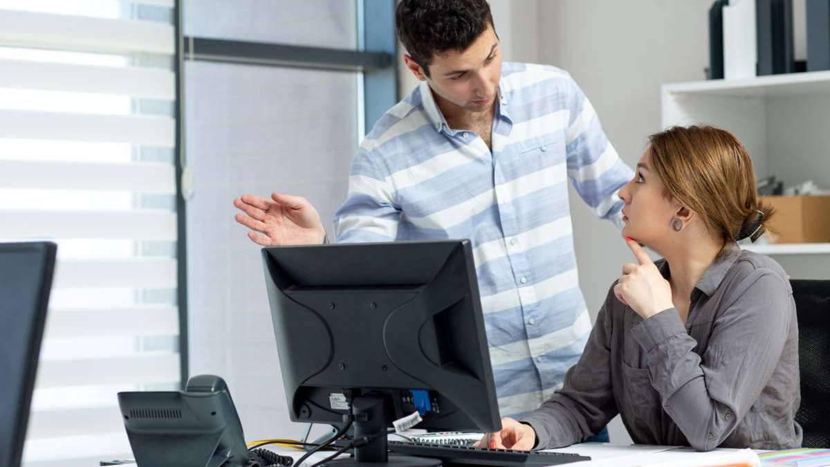 TEST: ¿cómo saber si tu compañero de trabajo te tiene envidia? Las 5 señales que lo delatan