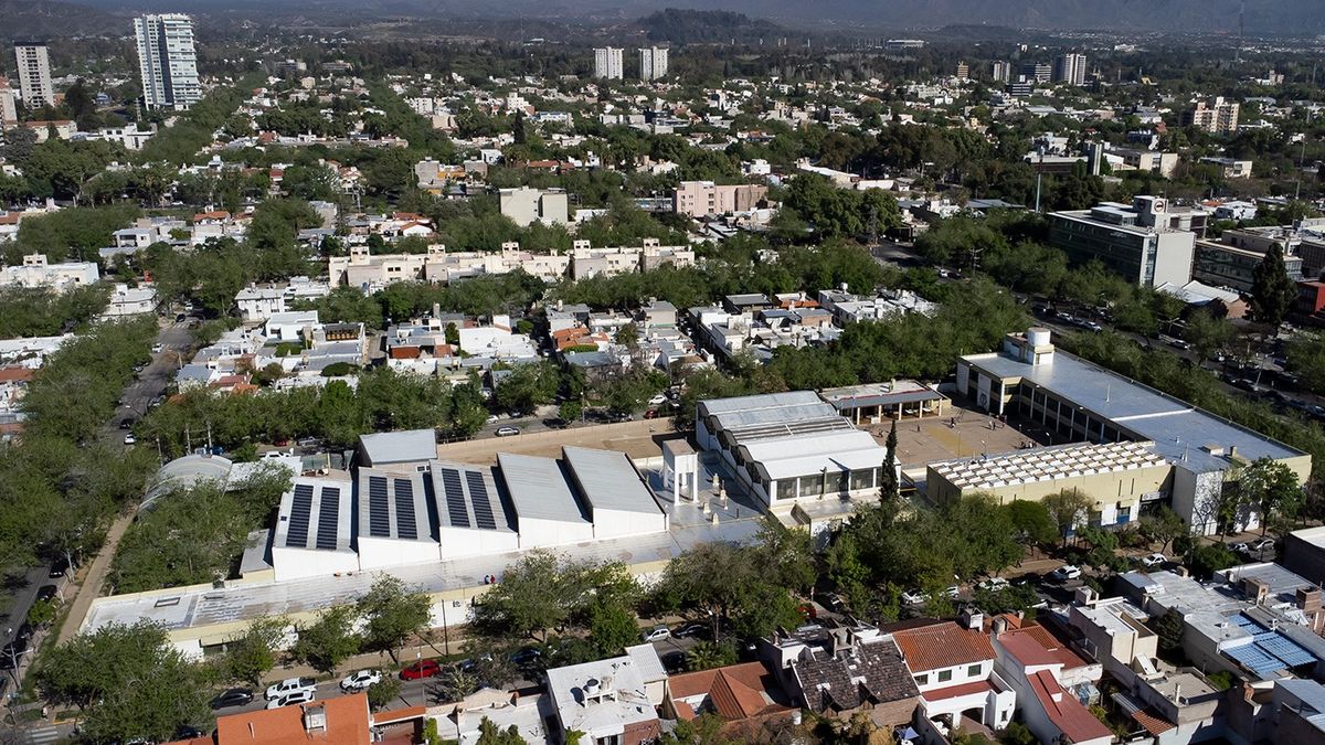 Vista aérea de la escuela Pablo Nogués con la instalación de paneles fotovoltaicos en sus techos que le permitirá funcionar con energía solar. Vista aérea de la escuela Pablo Nogués con la instalación de paneles fotovoltaicos en sus techos que le permitirá funcionar con energía solar.