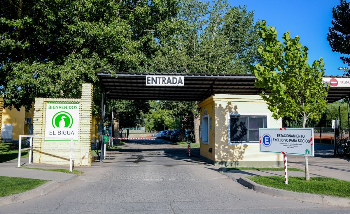 Ingreso al club El Biguá. Ingreso al club El Biguá.