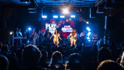 El tributo a ABBA de la banda Dancing Queen hizo cantar y bailar a todo el público en 23 Ríos.