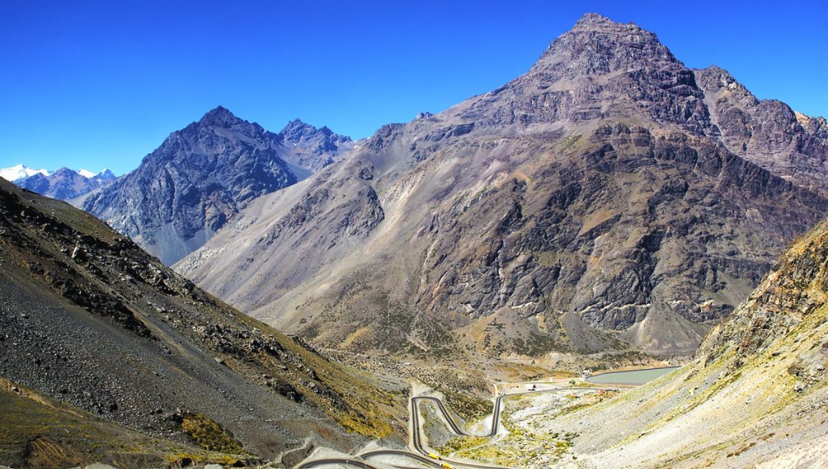 Una línea que une y separa: La extensa frontera que recorre la Cordillera de los Andes. Una línea que une y separa: La extensa frontera que recorre la Cordillera de los Andes.