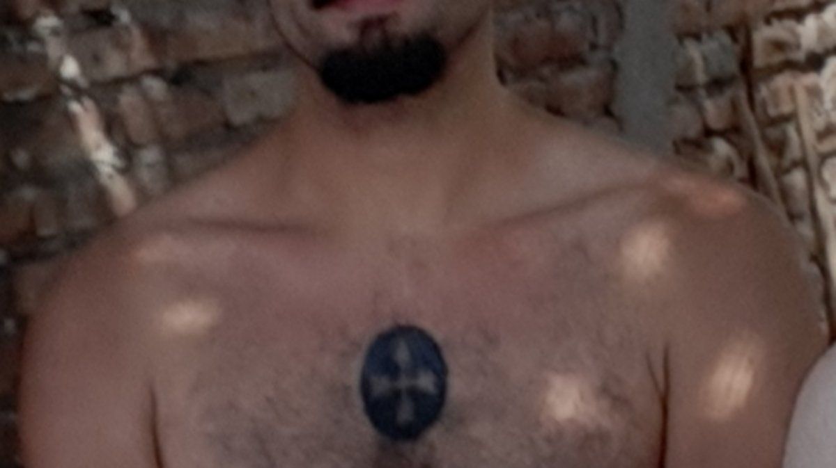 Detalle de uno de los tatuajes de Jeremías: un tribal circular con dos flechas. También tiene una ala en el antebrazo izquierdo y otro triangular.