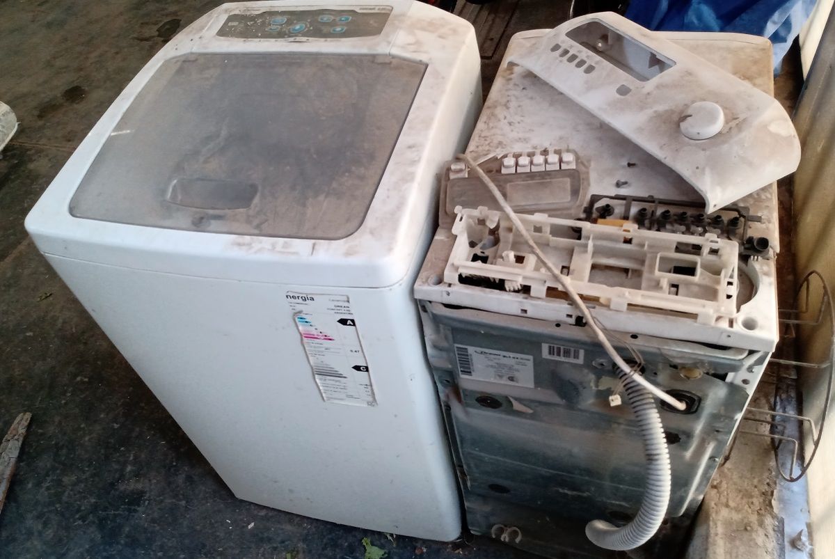 Luego de fabricar las estufas, les quedan restos de vidrios y metales que se encargan de separar y hacen palitas y parrillas. Luego de fabricar las estufas, les quedan restos de vidrios y metales que se encargan de separar y hacen palitas y parrillas.