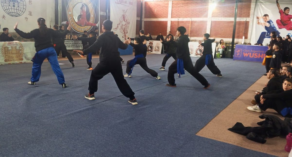 Estudiantes de diferentes estadíos de la disciplina rindieron para pasar a un nuevo escalón en las artes marciales. Estudiantes de diferentes estadíos de la disciplina rindieron para pasar a un nuevo escalón en las artes marciales.