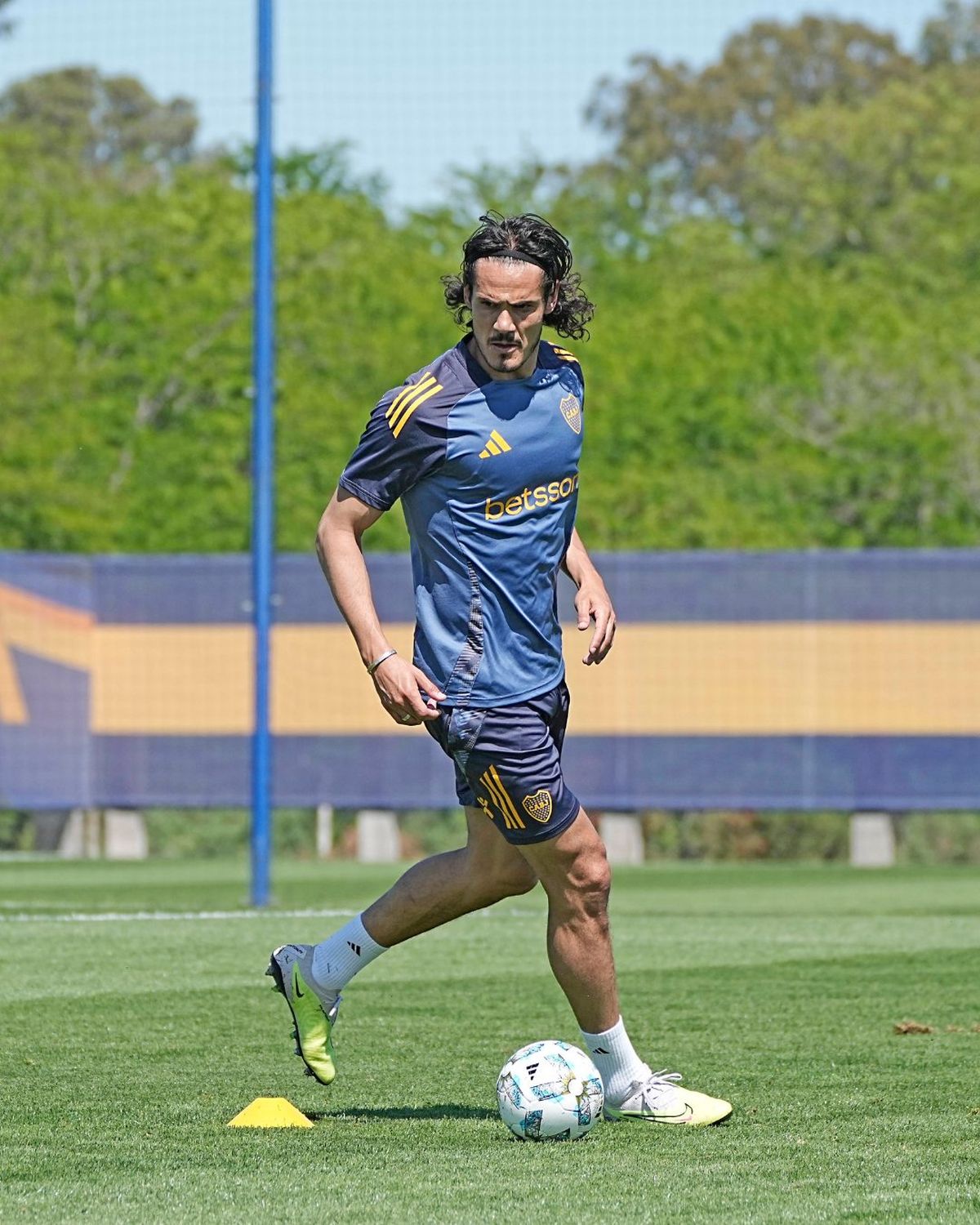 Edinson Cavani será titular en el debut de Fernando Gago en Boca. Edinson Cavani será titular en el debut de Fernando Gago en Boca.