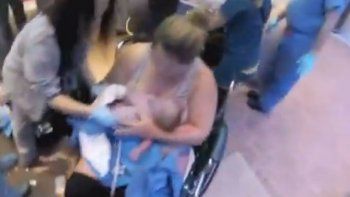 Video conmovedor: un hombre filmó el parto de su mujer, que dio a luz antes de llegar al hospital