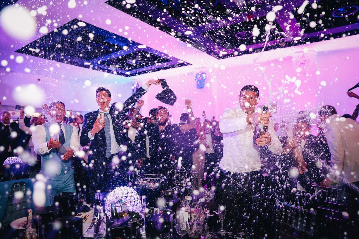 Dibu Martínez en pleno festejo del Aston Villa.