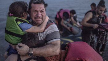 Conmueve la foto de una familia de refugiados sirios que logró escapar de la muerte tras una odisea en el mar