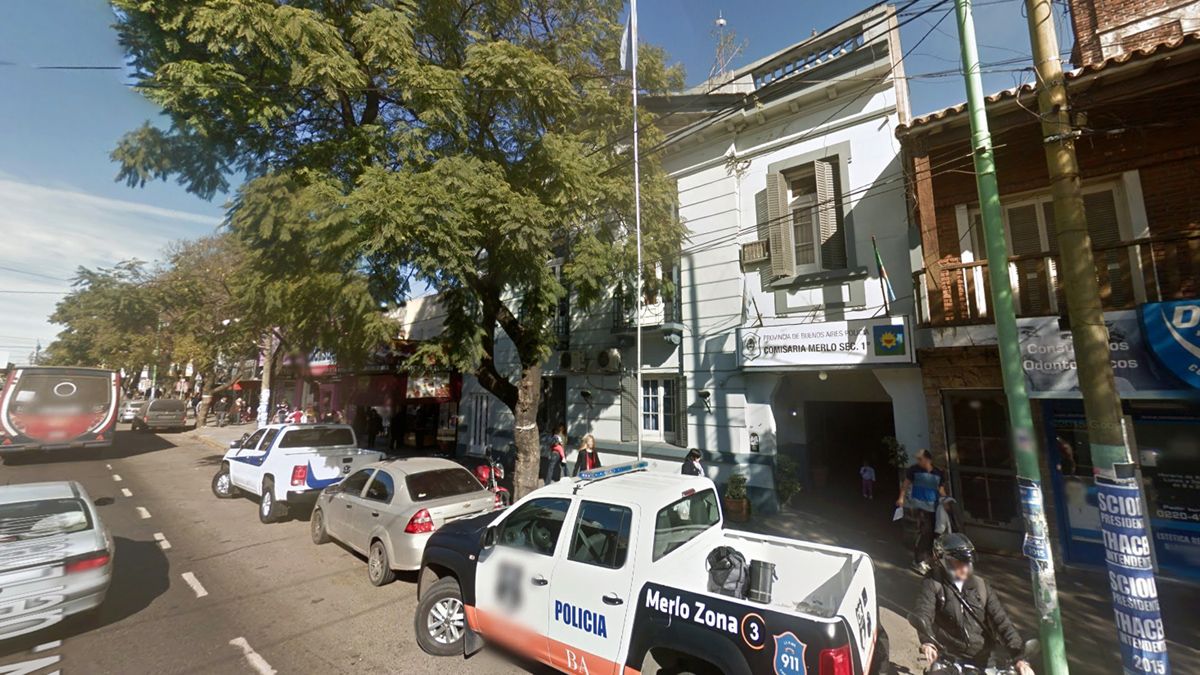 La comisaría queda a metros del local.