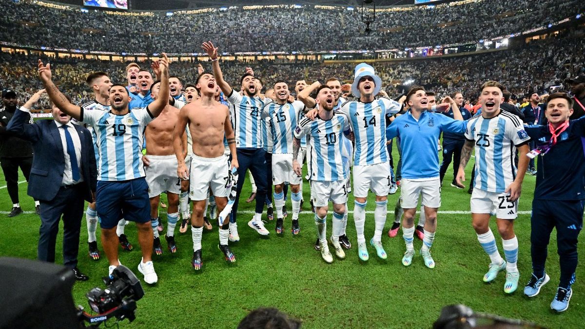 El festejo de los jugadores en el tercer título, en un partido inolvidable.