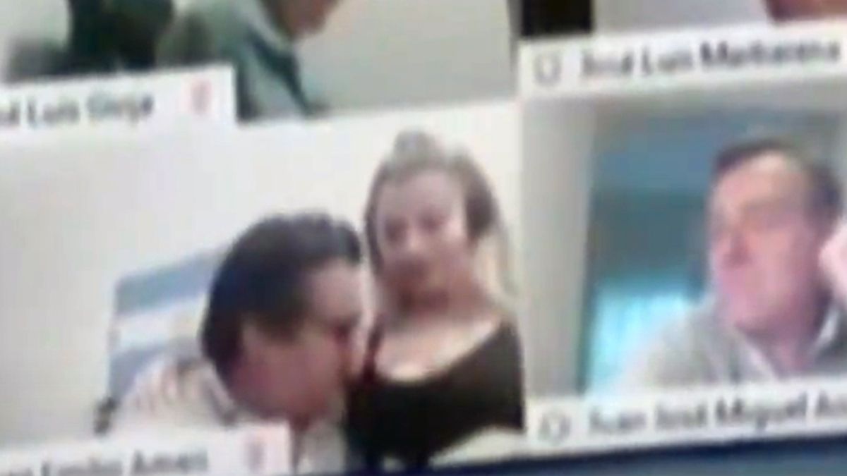 Juan Emilio Ameri fue registrado en plena sesión virtual manteniendo una escena de sexo con una mujer.