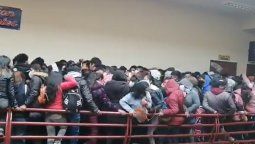 La barabda del cuarto piso de la Universidad El Alto cedio en medio de empujones y enfrentamientos durante una asamblea y varios estudiantes cayeron al vacío. Siete de ellos murieron