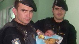 Dos policías asistieron un parto de emergencia