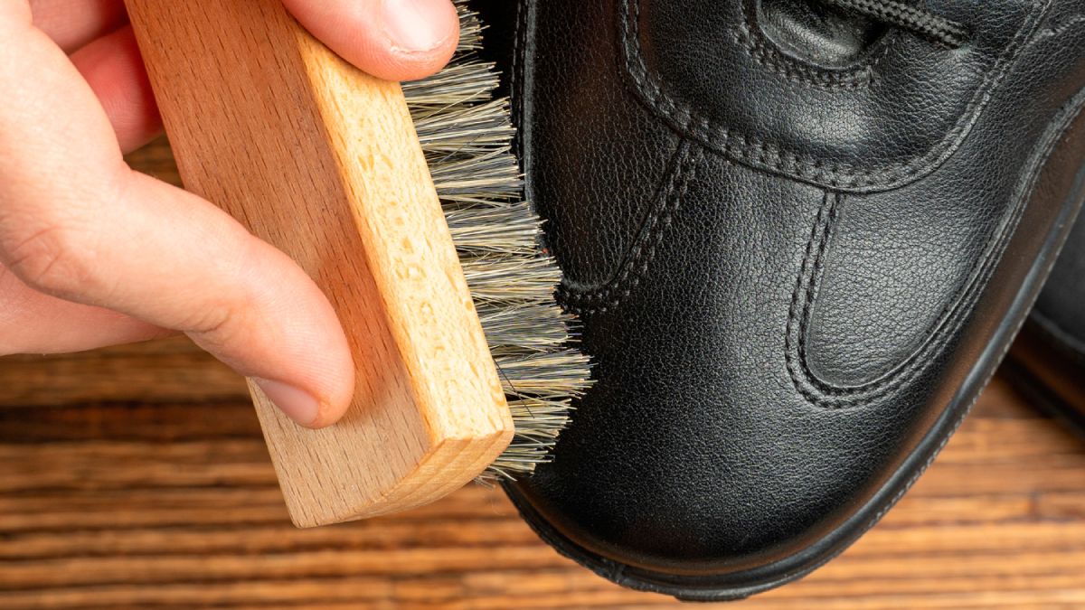 Trucos caseros. Los zapatos y zapatillas de cuero pueden ser más fáciles de limpiar que los de tela. Trucos caseros. Los zapatos y zapatillas de cuero pueden ser más fáciles de limpiar que los de tela.