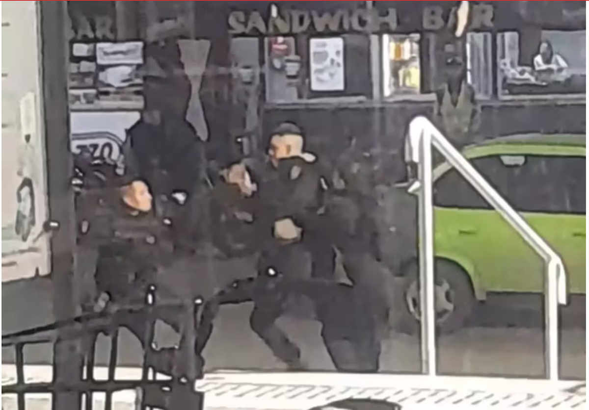 Video: dos policías se pelearon por una mujer y terminaron a los golpes. Video: dos policías se pelearon por una mujer y terminaron a los golpes.