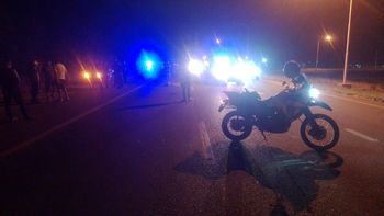 Un motociclista de 28 años falleció después de chocar contra la parte trasera de un camión