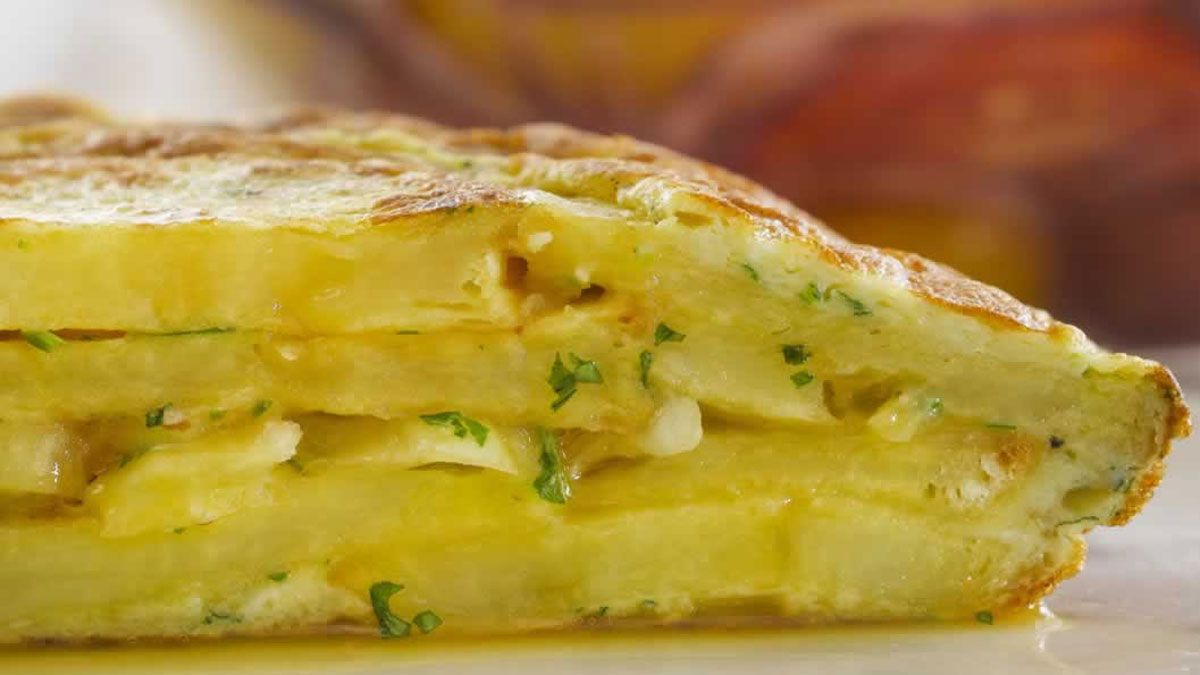 La tortilla de papas es una receta clásica de la cocina española.