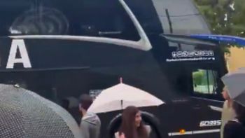 No aprenden más: padres gritaron monos al micro de Vasco da Gama cuando pasó frente al colegio No aprenden más: padres gritaron monos al micro de Vasco da Gama cuando pasó frente al colegio