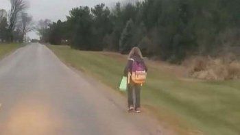 Video: obligó a su hija a caminar 8 kilómetros para darle una lección